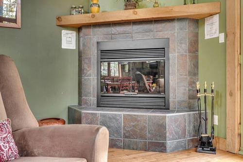 Salon - 37 Ch. Des Skieurs, Stoneham-Et-Tewkesbury, QC - Indoor With Fireplace