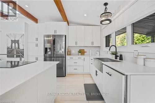 2 Mallette Crescent, Niagara-On-The-Lake (St. Davids), ON - Indoor Photo Showing Kitchen With Upgraded Kitchen