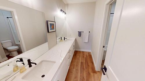 144 River Drive, Cranbrook, BC - Indoor Photo Showing Bathroom
