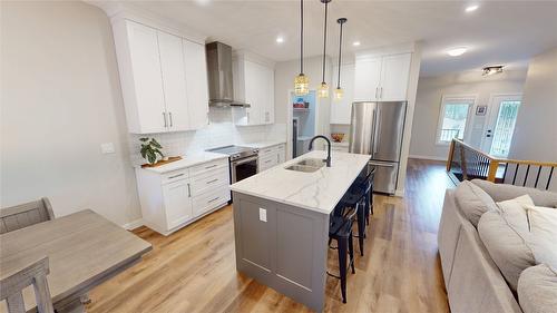 144 River Drive, Cranbrook, BC - Indoor Photo Showing Kitchen With Upgraded Kitchen