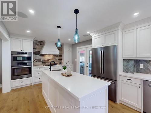 2585 Kenna Court, Mississauga, ON - Indoor Photo Showing Kitchen With Upgraded Kitchen