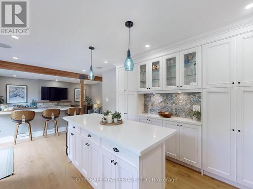 2585 Kenna Court, Mississauga, ON - Indoor Photo Showing Kitchen With Upgraded Kitchen