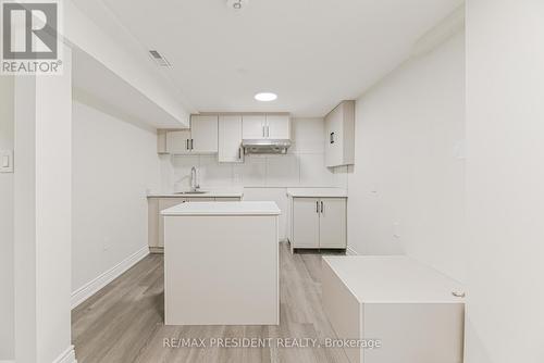 4 Lawnview Court, Brampton, ON - Indoor Photo Showing Kitchen