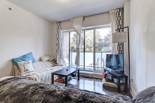 Salon - 204-2229 Rue Ste-Catherine E., Montréal (Ville-Marie), QC - Indoor