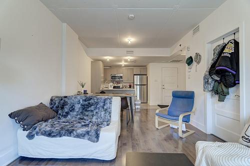 Salon - 204-2229 Rue Ste-Catherine E., Montréal (Ville-Marie), QC - Indoor