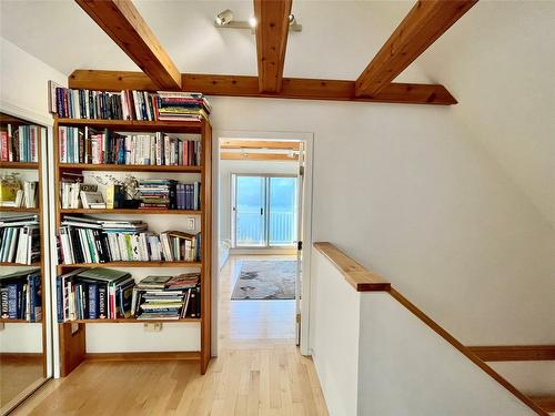 455 Crescent Bay Road, Nakusp, BC - Indoor Photo Showing Other Room