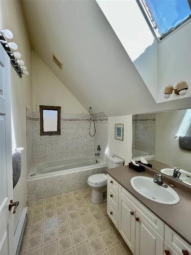 455 Crescent Bay Road, Nakusp, BC - Indoor Photo Showing Bathroom
