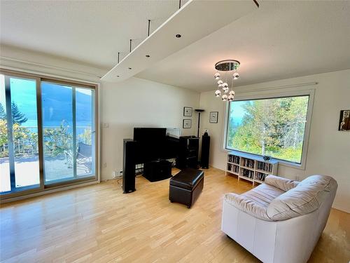 455 Crescent Bay Road, Nakusp, BC - Indoor Photo Showing Other Room