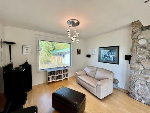 455 Crescent Bay Road, Nakusp, BC - Indoor Photo Showing Living Room