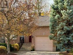 18 NAPLES BOULEVARD  Hamilton, ON L9B 2J2