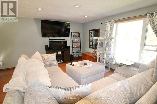 9 Union Street N, Brockton, ON - Indoor Photo Showing Living Room