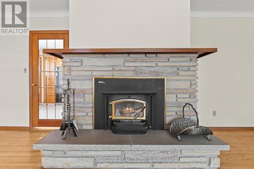 6628 Argyll Crescent, Niagara Falls (Arad/Fallsview), ON - Indoor Photo Showing Living Room With Fireplace