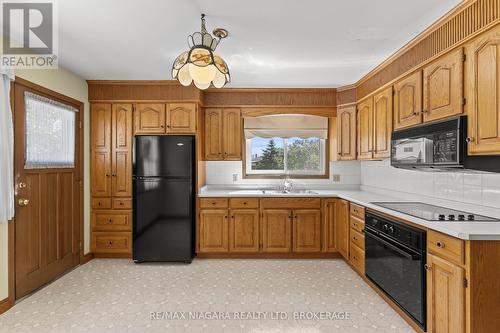6628 Argyll Crescent, Niagara Falls (Arad/Fallsview), ON - Indoor Photo Showing Kitchen With Double Sink