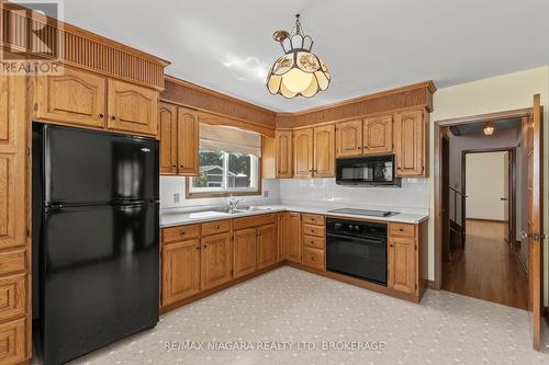 6628 Argyll Crescent, Niagara Falls (Arad/Fallsview), ON - Indoor Photo Showing Kitchen With Double Sink