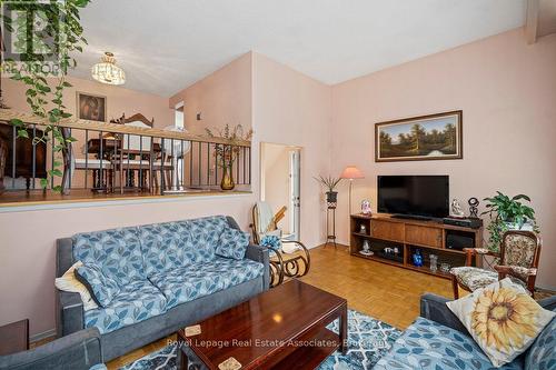 4353 Brandon Gate Drive, Mississauga, ON - Indoor Photo Showing Living Room