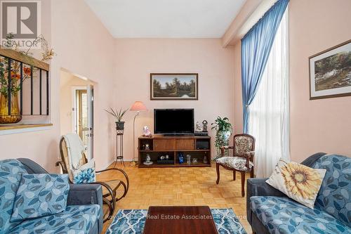 4353 Brandon Gate Drive, Mississauga, ON - Indoor Photo Showing Living Room
