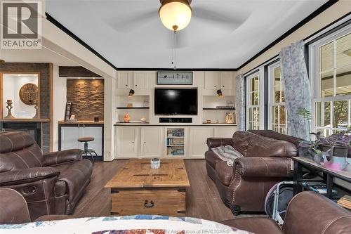 9469 County Rd 11, Mcgregor, ON - Indoor Photo Showing Living Room