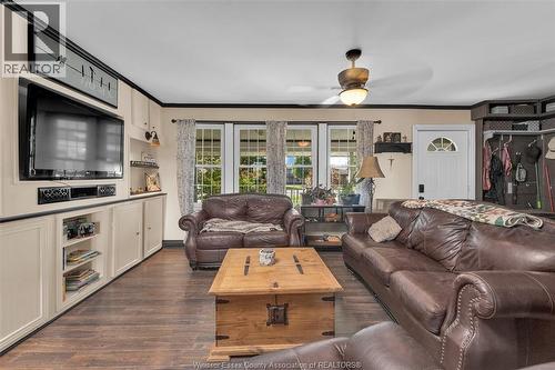 9469 County Rd 11, Mcgregor, ON - Indoor Photo Showing Living Room