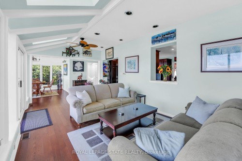 10 Tupper Boulevard, Grimsby, ON - Indoor Photo Showing Living Room