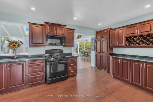 10 Tupper Boulevard, Grimsby, ON - Indoor Photo Showing Kitchen