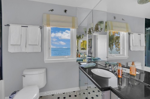 10 Tupper Boulevard, Grimsby, ON - Indoor Photo Showing Bathroom