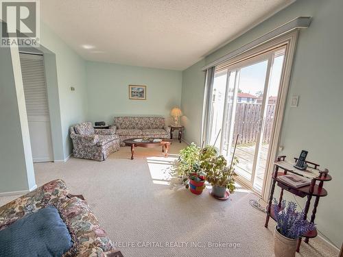 64 - 2570 Southvale Crescent, Ottawa, ON - Indoor Photo Showing Living Room