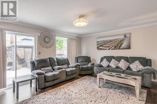 31 Chester Drive N, Cambridge, ON - Indoor Photo Showing Living Room