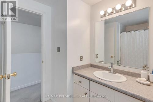 31 Chester Drive N, Cambridge, ON - Indoor Photo Showing Bathroom