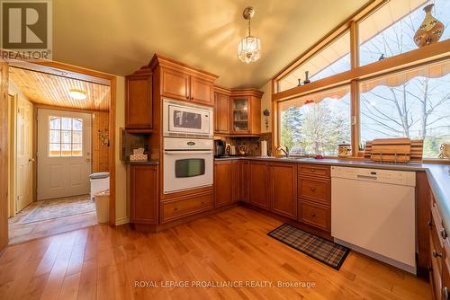 2674 Smith Road, Frontenac (Frontenac North), ON - Indoor Photo Showing Kitchen