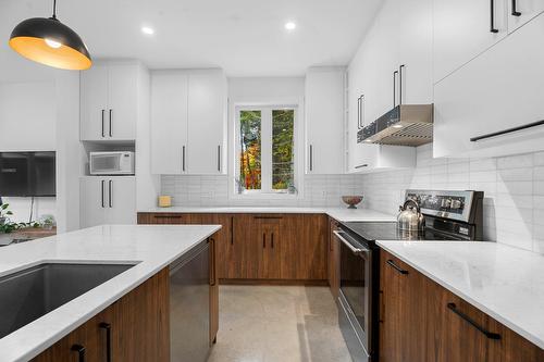 Cuisine - 2247 Ch. Du Golf, Sainte-Lucie-Des-Laurentides, QC - Indoor Photo Showing Kitchen With Upgraded Kitchen
