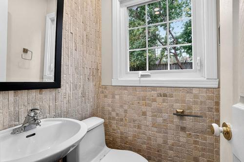 Powder room - 12 Place Redfern, Beaconsfield, QC - Indoor Photo Showing Bathroom