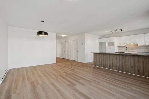 Vue d'ensemble - 304-622 Rue Jeanne-Mance, Salaberry-De-Valleyfield, QC - Indoor Photo Showing Kitchen