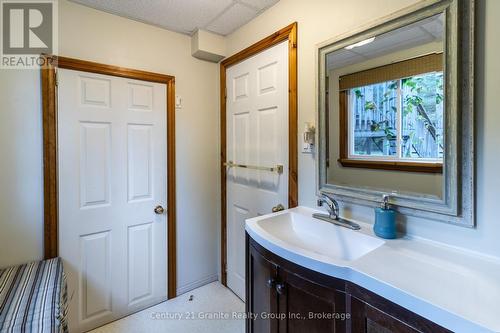 1317 Sullivan Drive, Dysart Et Al (Harburn), ON - Indoor Photo Showing Bathroom