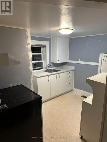 Unit B kitchen - 7 Isabella Street, Pembroke, ON - Indoor Photo Showing Kitchen