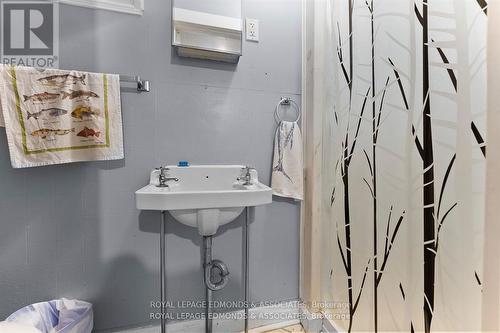 Unit C bathroom - 7 Isabella Street, Pembroke, ON - Indoor Photo Showing Bathroom