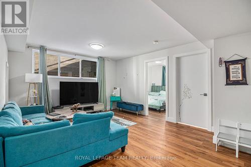 1400 Mayview Avenue, Ottawa, ON - Indoor Photo Showing Living Room
