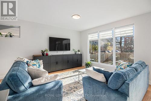 1400 Mayview Avenue, Ottawa, ON - Indoor Photo Showing Living Room