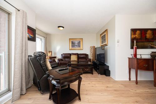 Salon - 602-480 Boul. Galland, Dorval, QC - Indoor