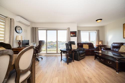 Salon - 602-480 Boul. Galland, Dorval, QC - Indoor Photo Showing Living Room