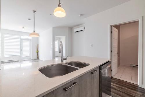 Cuisine - 806-740 Av. Victoria, Saint-Lambert, QC - Indoor Photo Showing Kitchen With Double Sink