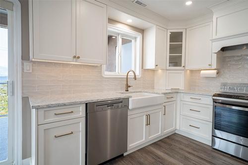 300-6805 Cottonwood Drive, Osoyoos, BC - Indoor Photo Showing Kitchen With Upgraded Kitchen