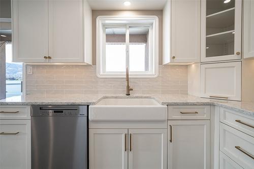 300-6805 Cottonwood Drive, Osoyoos, BC - Indoor Photo Showing Kitchen With Upgraded Kitchen