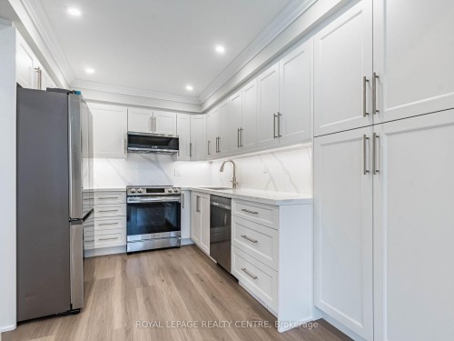 62-455 Apache Court, Mississauga, ON - Indoor Photo Showing Kitchen With Stainless Steel Kitchen With Upgraded Kitchen