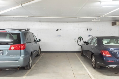 Garage - 2202-2060 Rue Peel, Montréal (Ville-Marie), QC - Indoor Photo Showing Garage