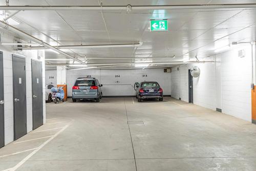 Garage - 2202-2060 Rue Peel, Montréal (Ville-Marie), QC - Indoor Photo Showing Garage