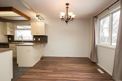 1086 Raymer Avenue, Kelowna, BC - Indoor Photo Showing Kitchen