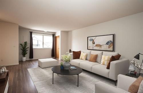 1086 Raymer Avenue, Kelowna, BC - Indoor Photo Showing Living Room