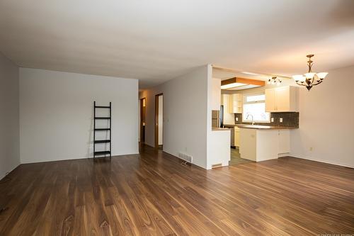 1086 Raymer Avenue, Kelowna, BC - Indoor Photo Showing Kitchen