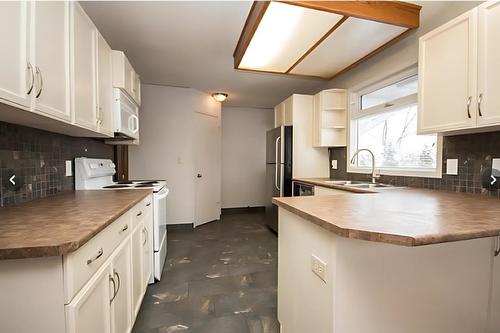 1086 Raymer Avenue, Kelowna, BC - Indoor Photo Showing Kitchen With Double Sink