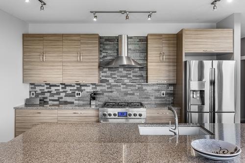 374 Quilchena Road, Kelowna, BC - Indoor Photo Showing Kitchen With Upgraded Kitchen